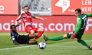 Würzburgs David Kopacz verpasst in der 34. Minute gegen Paderborns Aristote Nkaka und Torwart Leopold Zingerle den Ausgleich. - picture alliance/dpa