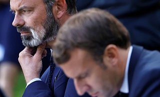 Der französische Präsident Emmanuel Macron (r.) und der zurückgetretene Premierminister Edouard Philippe auf einem Archivbild - AFP