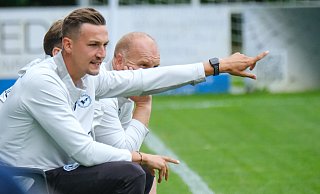Arminias U21-Trainer Oliver Döking gibt von der Seite aus Anweisungen. - az