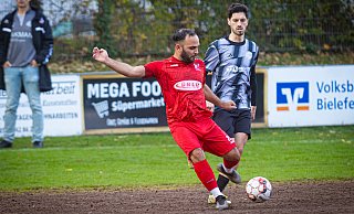 Türk Sports Ersin Gül (rotes Trikot) erzielte gegen den SC Halle das zwischenzeitliche 4:4 für seine Mannschaft. Am Ende reichte es nicht. - Müller