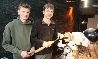 Johann (15) und Leander (17) drechselten schöne Dinge aus Holz, die es auf dem Adventsmarkt zu kaufen gab. - Johannes Büttner