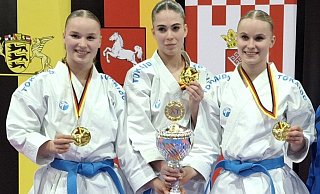 Annika (l.) und Natalie Jürgensmann (r.) wurden im Kata Team mit Julie Stevens Deutscher Meister. - KC Sennestadt