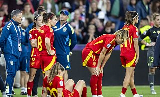 Spaniens Topspielerin Bonmati (Spielerin ganz links) konnte sich nach dem verlorenen EM-Finale mit einem persönlichen Preis trösten - Michael Buholzer/KEYSTONE/dpa
