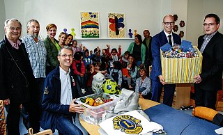 Übergabe: Jens-Peter Cordes (v. l.), Herbert Everding, Michael Liebing, Karin Siebert, Josefine Vegh, Jasmin Hess, Ludina und Luca Ilir, Ingo Nürnberger und Volker Gravemeier verteilen die vielen selbst organisierten Spenden für die Spielgruppe an der Eisenbahnstraße. - Foto: Muriel Pluschke