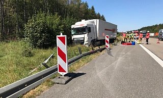 Rund 100.000 Euro Sachschaden sind bei dem Unfall am Dienstagmittag auf der A 44 entstanden, als ein Sattelszug auf den Seitenstreifen auf eine mobile Baustellen-Absperrung fuhr. - Feuerwehr Warburg