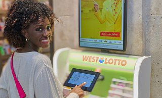 Ein Tipp in einer WestLotto-Annahmestelle im Raum Wuppertal machte einen noch unbekannten Spielteilnehmer zum vierfachen Millionär. Mithilfe eines Systemscheins knackte der Spieler zusammen mit zwei Tippern aus Bayern am Samstag (23. August) den Jackpot. - © Schlag & Roy GmbH