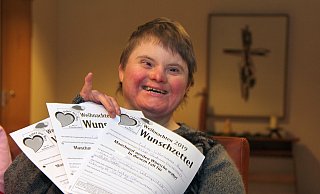 Freut sich riesig: Ester Wieneke, Bewohnerin des Ludwig-Schloemann-Hauses in Höxter, hat auch einen der Wunschzettel ausgefüllt. Sie freut sich schon auf Weihnachten. - David Schellenberg