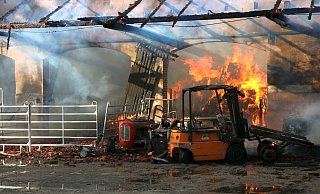 Am frühen Sonntagabend brannte in Vlotho eine Scheune eines Pferdehofes. - Jobst Lüdeking