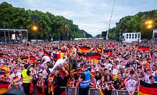 Hunderttausende Menschen feiern während der Fußball-EM auf den Fanmeilen in Deutschland. - Christophe Gateau/dpa