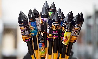 Auf das klassische Silvesterfeuerwerk verzichten die meisten Deutschen laut einer Umfrage. (Symbolbild) - Christophe Gateau/dpa