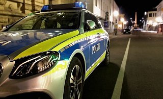 Die Polizei sucht nach dem Fahrer eines Renault. - Symbolbild: Pixabay