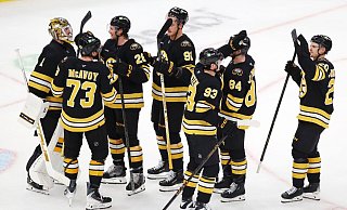 Die Boston Bruins bleiben unter Trainer Marco Sturm ungeschlagen. - Michael Dwyer/AP/dpa