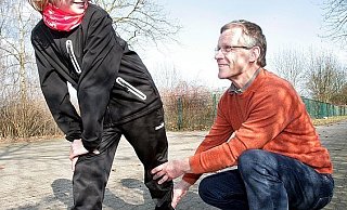 Dr. Heiko Nebelsiek (r.) zeigt Tjard Gößling, wie vor einem Trainingslauf die Muskulatur gedehnt werden soll. - FOTO: ANDREAS ZOBE