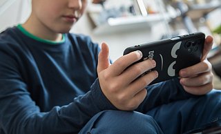 Bei Kindern zwischen 10 und 12 Jahren setzen Eltern bei Social Media vor allem auf Mitnutzung. - Christin Klose/dpa-tmn