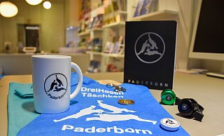 Das geschützte Drei-Hasen-Motiv findet sich auf vielen Souvenirs, die in der Tourist-Information in Paderborn erhältlich. - Sara Mattana