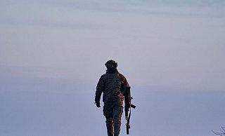 Ein ukrainischer Soldat geht zu seiner Position an der Frontlinie in der Nähe von Bachmut. Die Stadt ist heftig umkämpft. - Libkos/AP/dpa