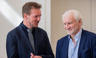 Bundestrainer Julian Nagelsmann (l) lässt seine Zukunft bei der Nationalmannschaft weiter offen. - Rolf Vennenbernd/dpa