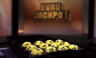 Bei der Ziehung von Eurojackpot am Freitag (30. Mai 2025), tippte ein Spielteilnehmer aus Niedersachsen die gezogenen Gewinnzahlen 4, 5, 26, 29 und 43 sowie die beiden Eurozahlen 5 und 9 richtig. In der Gewinnklasse 1 erhält der Neu-Millionär nun 17,6 Millionen Euro.  - © Veikkaus