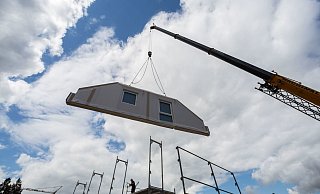 Die Grundmauern eines Fertighauses stehen oft schon nach Stunden - sie werden aus großen Teilen zusammengesetzt. - Foto: Frank Rumpenhorst/dpa-tmn