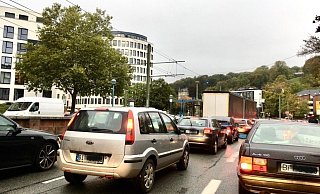Die Berufspendler müssen in Bielefeld heute Morgen viel Geduld aufbringen. Grund der Staus sind ist der Warnstreik der MoBiel-Beschäftigten. - Jens Reichenbach