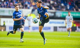 SCP-Mittelfeldspieler Julian Justvan, der hier den Ball annimmt, wurde den hohen Erwartungen in der Hinrunde gerecht. Teamkollege Florent Muslija (hinten l.) büßte derweil an Torgefahr ein. - Besim Mazhiqi