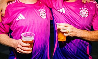 Das Auswärtstrikot der DFB-Elf war während der EM ein Kassenschlager. (Symbolbild) - Philipp von Ditfurth/dpa