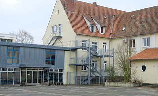 Das alte Realschulgebäude wird derzeit leer geräumt und entkernt. Dann können die Abrissbagger anrollen. - Heike von Schulz