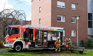 Brandgefahr gebannt: Feuerwehrleute nahmen in einer Erdgeschoss eine rauchende Pfanne vom Herd und stellten die Reste des Mittagsessens vor das Haus. - Ralph Meyer