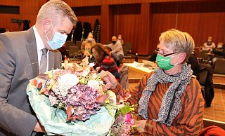 Blumen für die dritte stellvertretende Bürgermeisterin: Dirk Becker gratuliert Ulrike Meusel (Grüne) zu ihrer Wahl. - Knut Dinter