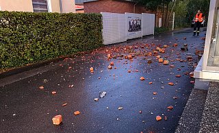 Wegen des Blitzeinschlags fielen Steine des Kamins herunter. - Feuerwehr Herford