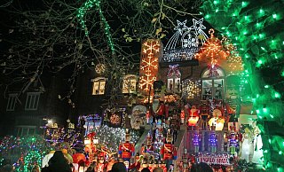 Besucher bestaunen das weihnachtlich dekorierte Haus von Lucy Spata im New Yorker Stadtviertel Dyker Heights. - Christina Horsten/dpa