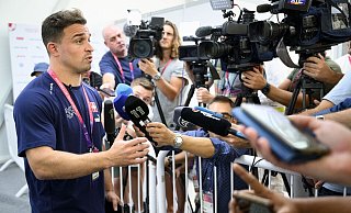 Der Schweizer Mittelfeldspieler Xherdan Shaqiri spricht in der Mixed Zone zu Medienvertretern. - Laurent Gillieron/KEYSTONE/dpa
