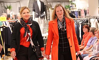 Die Models Sandra Disse (v. l.) und Christiane Bicker präsentieren die Farbe der Liebe, die auch im Herbst ihre Berechtigung hat. - Alexander Graßhoff