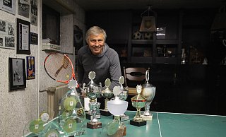 Als Fußballer und Tennisspieler erfolgreich: Dieter Pries hat in seiner langen Sportkarriere einige Pokale gesammelt, die er in seinem Keller aufbewahrt. - Björn Kenter