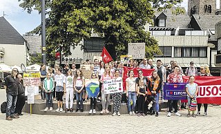 Fordern ein Umdenken: Die Teilnehmer der Fridays-for-Future-Demo in Höxter. - Pia Wennrich