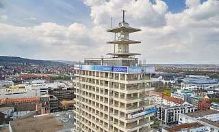 Schwindelerregend ist der Blick der Drohne auf die Banner am Hochhaus. Industrieprofikletterer brachten sie an. - Goldbeck