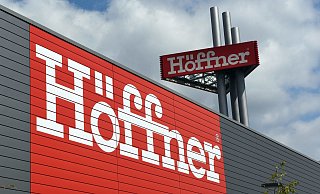 So könnte es aussehen: Das Höffner-Möbelhaus mit Werbemast in Neuss. - picture alliance / Horst Ossinger