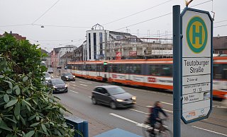 Die Detmolder Straße ist eine Gefahrenstelle für Radfahrer. Die Bürgerinititive schlägt jetzt vor, sie auf zwei Spuren zu reduzieren plus Radwege - als Verkehrsversuch. - Peter Unger