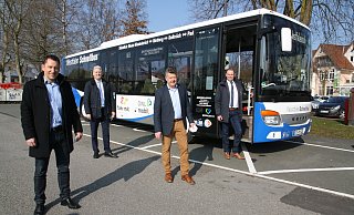 Auf den Start freuen sich (v.l.) Marcus Klugmann (nph), Delbrücks Bürgermeister Werner Peitz, Dirk Hänsgen (go.on) und Jörg Mertens (Mertens Reisen). - Regina Brucksch