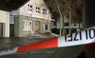 Der Geldautomat der Volksbank an der Bundesstraße 7 in Warburg-Ossendorf wurde in der Nacht zu Donnerstag geprengt. - Dieter Scholz