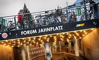 "Der Umbau des Jahnplatzforums zum Fahrradparkhaus ist konsequent", sagt Oberbürgermeister Clausen. Er ist für den Kauf der Immobilie durch die Stadt. - Sarah Jonek
