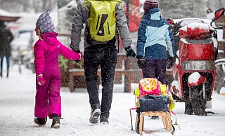 In manchen Städten geht es mit dem Schlitten zur Schule - wie hier am Montag in Berlin. - picture alliance / dpa-tmn