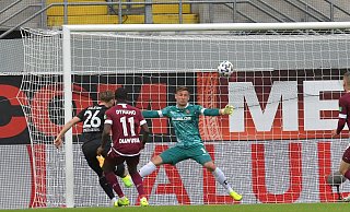 Top-Chance: Diesen Kopfball des Verler Mittelstürmers Justin Eilers lenkte Dynamo Dresdens Torhüter Kevin Broll noch an die Latte. - Jens Dünhölter