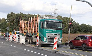 Die Oerlinghauser Straße ist nur auf einer Fahrbahn befahrbar. Eine Ampel regelt den Verkehr. - Sigurd Gringel