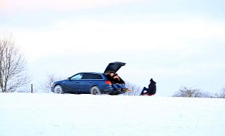 Einige Besucher zogen Schlitten hinter ihren Autos her und richteten so Schäden auf den Äckern und Wiesen an. - Kurt Blaschke