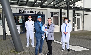 OP geglückt, Kind gesund. Familie Becker verabschiedet sich von den Oberärzten Mustafa El-Ahmer (r.) und Dr. Hendrik Voßschulte. - Mario Haase