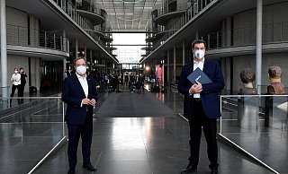 Was am Sonntagnachmittag im Foyer eines der Bundestagsggebäude passiert, eine Art Auftakt zum Duell - Reuters