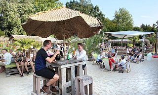 Aloha Beach Club Beach-Club vorne Dominic Exner und Britta Penn - Frank-Michael Kiel-Steinkamp