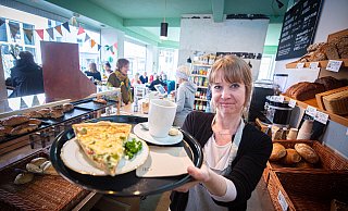 Sabine Ulbrich ist die Chefin im Café "Haltestulle". Sie packt überall mit an - und bringt den Gästen gerade Quiche und Kaffee. - Mike-Dennis Mller / www.mdm.photo