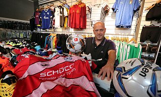 In seinem Element: Holger Lippert verkauft bei „Soccerbase“ alles, was der Amateur-Fußballer zum Glücklichsein braucht. Foto: Wolfgang Rudolf - Wolfgang Rudolf